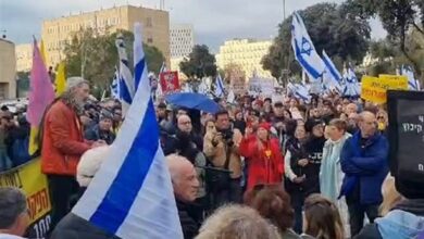 התקהלות מתנחלים הנמלטים מרחבי עזה מול הכנסת; למה נתניהו לא מתפטר?