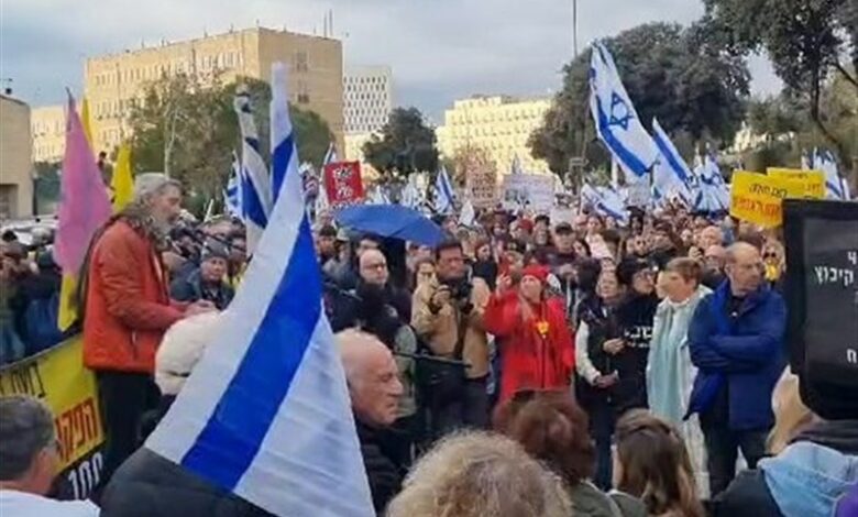 התקהלות מתנחלים הנמלטים מרחבי עזה מול הכנסת; למה נתניהו לא מתפטר?