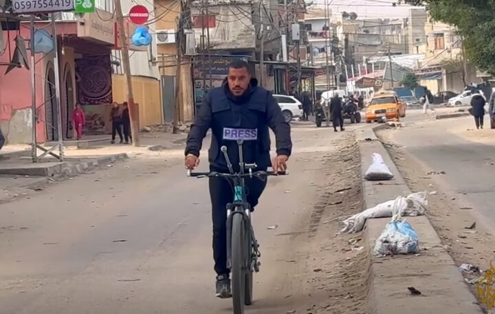 עיתונאי פלסטיני ממשיך לעבוד בעזה למרות מוגבלות פיזית + וידאו