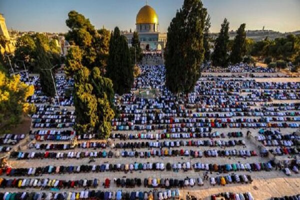 השתתפות 20,000 פלסטינים בתפילת יום שישי מסגד אל-אקצא + סרט