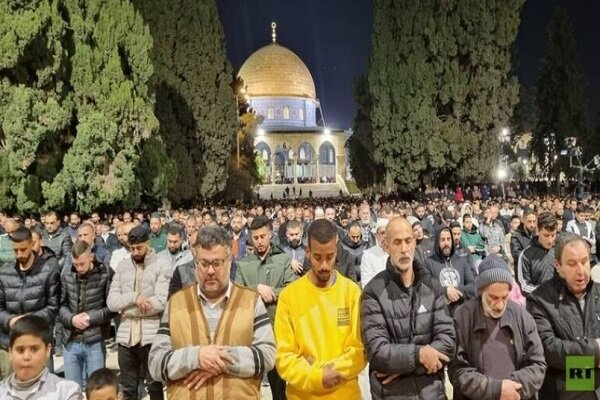 נוכחותם של 40,000 מתפללים פלסטינים במסגד אל-אקצא למרות מגבלות הכיבוש