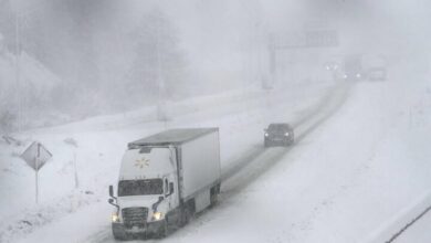 סופת שלגים חסמה יותר מ-100 מיילים של כבישים מהירים בקליפורניה