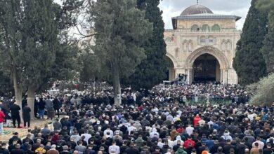 עריכת תפילות יום שישי במסגד אל-אקצא בנוכחות אלפי פלסטינים