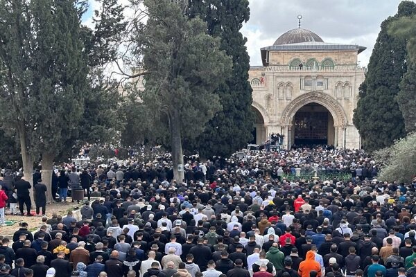 עריכת תפילות יום שישי במסגד אל-אקצא בנוכחות אלפי פלסטינים