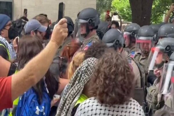 דיכוי חסר תקדים של הפגנות נגד ישראל באוניברסיטת טקסס/מעצר של 20 סטודנטים