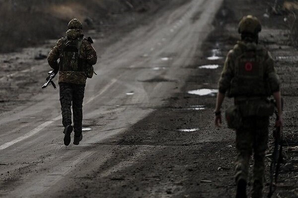 חיילים אוקראינים מחפשים תחמושת רוסית בביצות