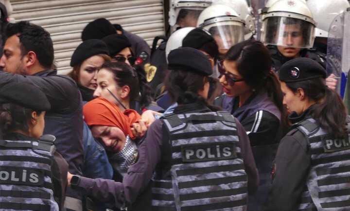 תקיפה אלימה של המשטרה הטורקית על תומכים פלסטינים/ 43 אנשים נעצרו + סרטון