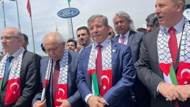 התכנסות ראשי המפלגה הטורקית מול השגרירות הציונית