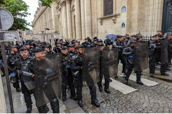 משטרת צרפת תקפה תומכים פלסטינים באוניברסיטת סיינס פו.