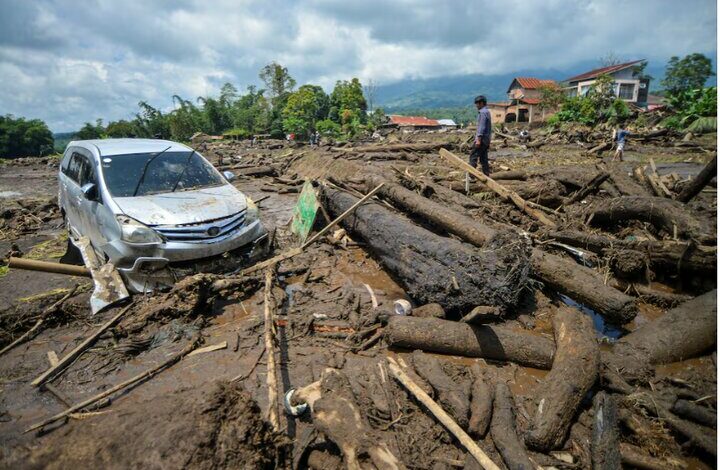 סופת טייפון ומפולת באינדונזיה/ 54 בני אדם נהרגו ונעלמו + תמונה