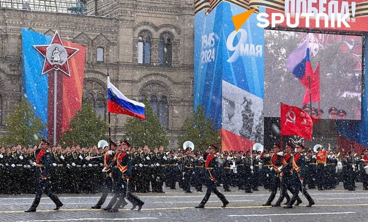 תחילתו של מצעד “יום הניצחון” בכיכר האדומה במוסקבה מתחת לשלג