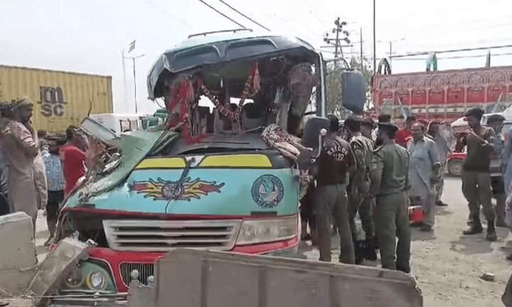 אוטובוס שהתהפך בקראצ’י הותיר לפחות 21 הרוגים ופצועים