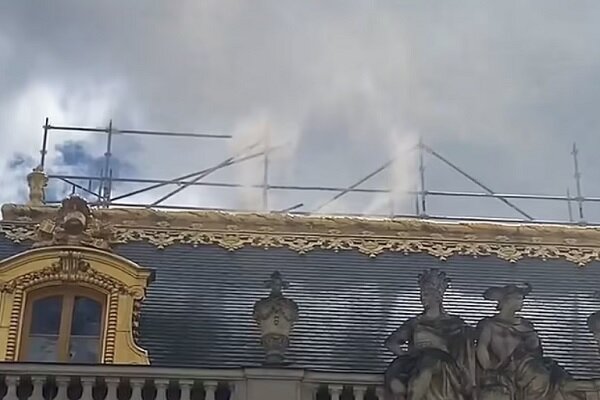 ארמון ורסאי עלה באש/מבקרים פונו