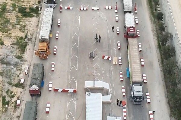 הצטברות של 1,000 משאיות נושאות סיוע במעבר כרם אבו סאלם