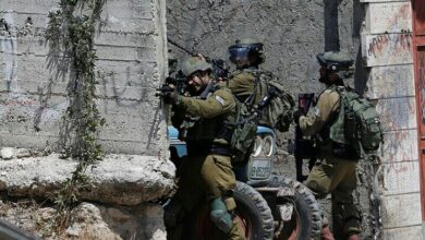 ירי ישיר של חיילים ציונים לעבר צעירים פלסטינים בגדה המערבית