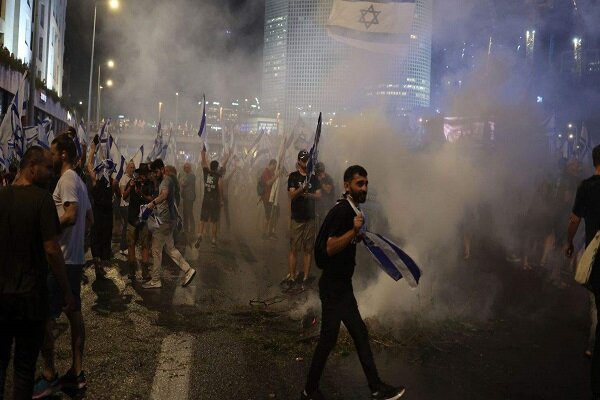 משטרת ישראל תוקפת מפגינים באמצעות תותחי מים