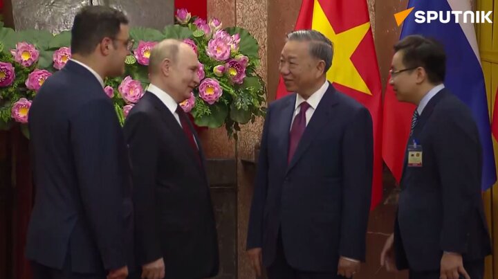 פוטין נכנס לארמון הנשיאות של האנוי עם קבלת הפנים של עמיתו הווייטנאמי
