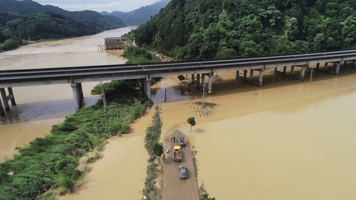 שיטפונות ומפולות בדרום סין גבו לפחות 13 הרוגים