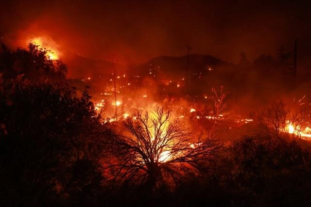 שריפה איומה בקליפורניה ופינוי של אלף איש