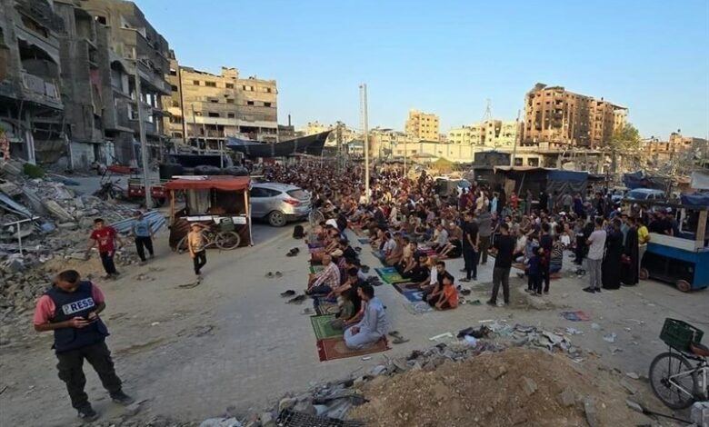 תפילת עיד אל-אדחא על חורבות העיר עזה