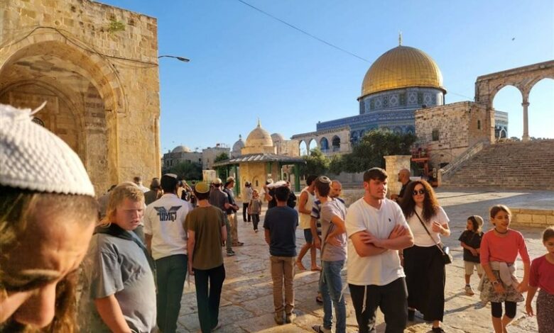 התקפה של 1700 מתנחלים ציונים על מסגד אל-אקצא