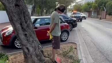 מפגינים כבלו את עצמם מול ביתו של ראש המשטר הישראלי