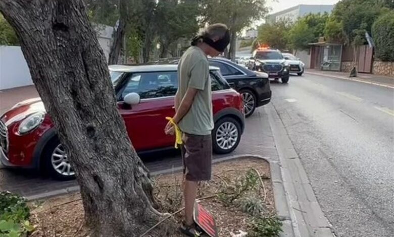 מפגינים כבלו את עצמם מול ביתו של ראש המשטר הישראלי