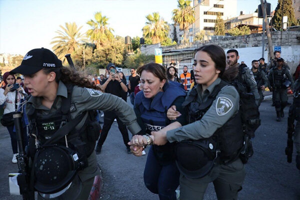 מות הקדושים של עיתונאי פלסטיני על ידי מכונת הטרור הציונית בדיר אל-בלח